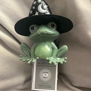 Bath & Body Works Green Frog Wizard Wallflower Holder